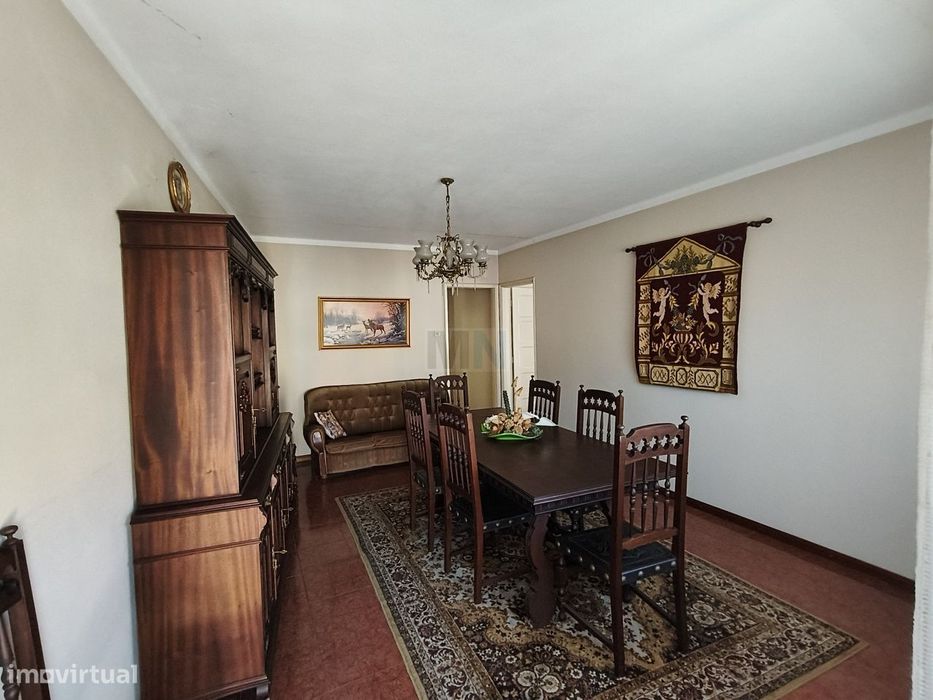 Moradia com grande potencial no Centro de Cantanhede -3 pisos+sótão