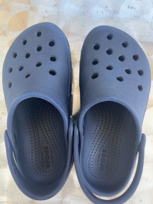 Crocs tamanho 10 azul escuro