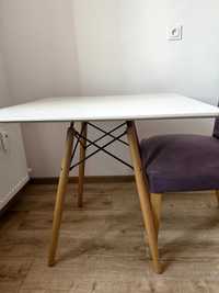 Biały stół używany w dobrym stanie