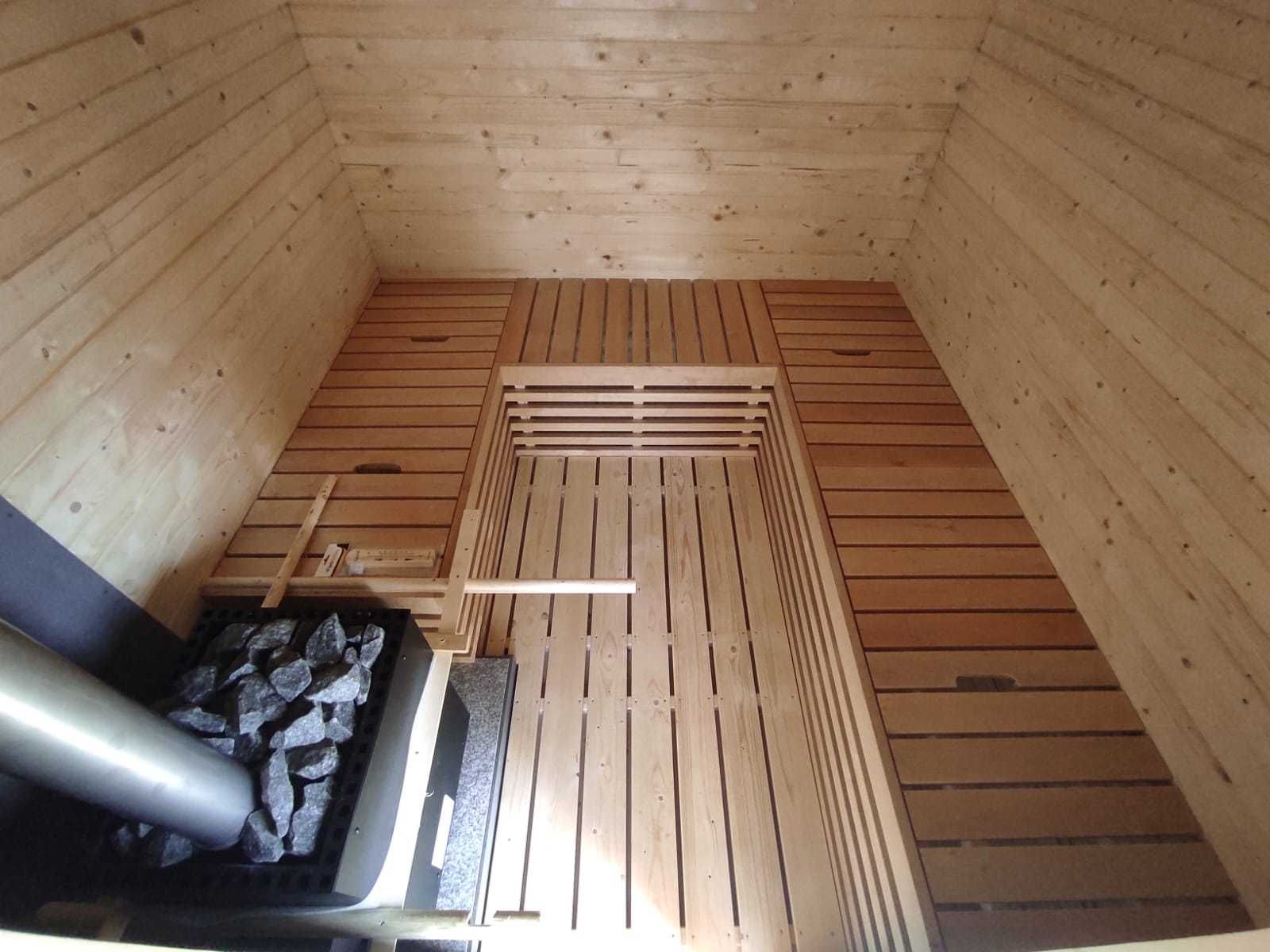 Sauna z piecem opalanym drewnem panorama oświetlenie przebieralnia