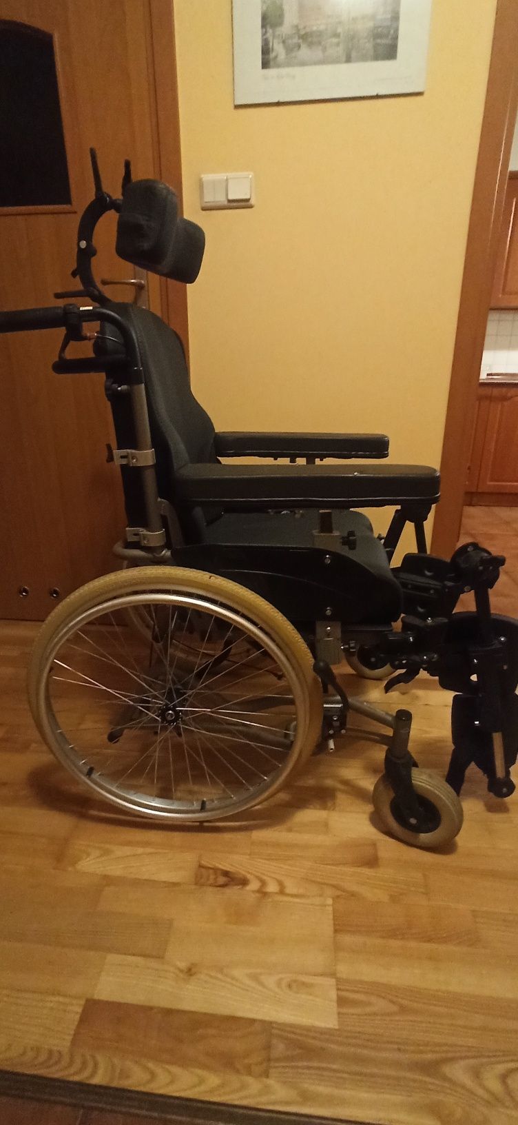 Wózek inwalidzki dla osoby leżącej składany