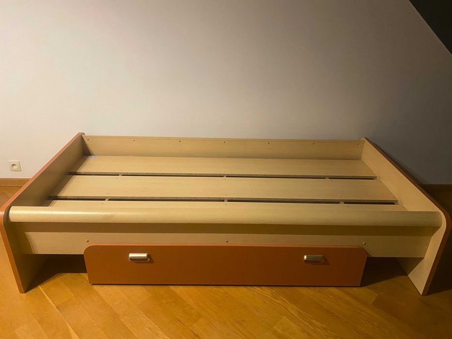 Łóżka młodzieżowe z materacami