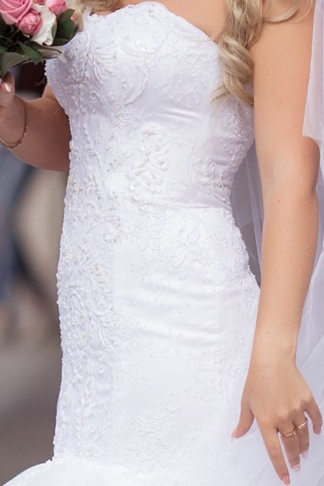Свадебное платье белоснежное,химчистка,не венчанное