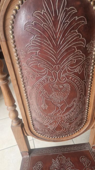 Cadeira em madeira maciça