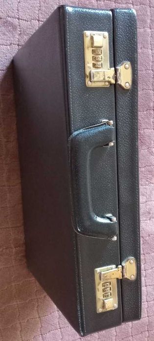 Валіза типу дипломат. Натуральна шкіра. Колір чорний.