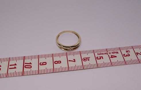 Złoty pierścionek prostokątna cyrkonia R.11