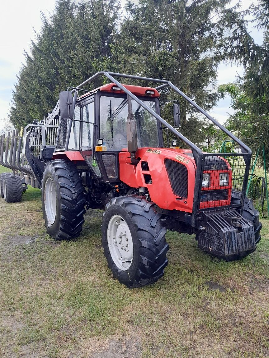 Belarus 1025.4 w zabudowie leśnej.