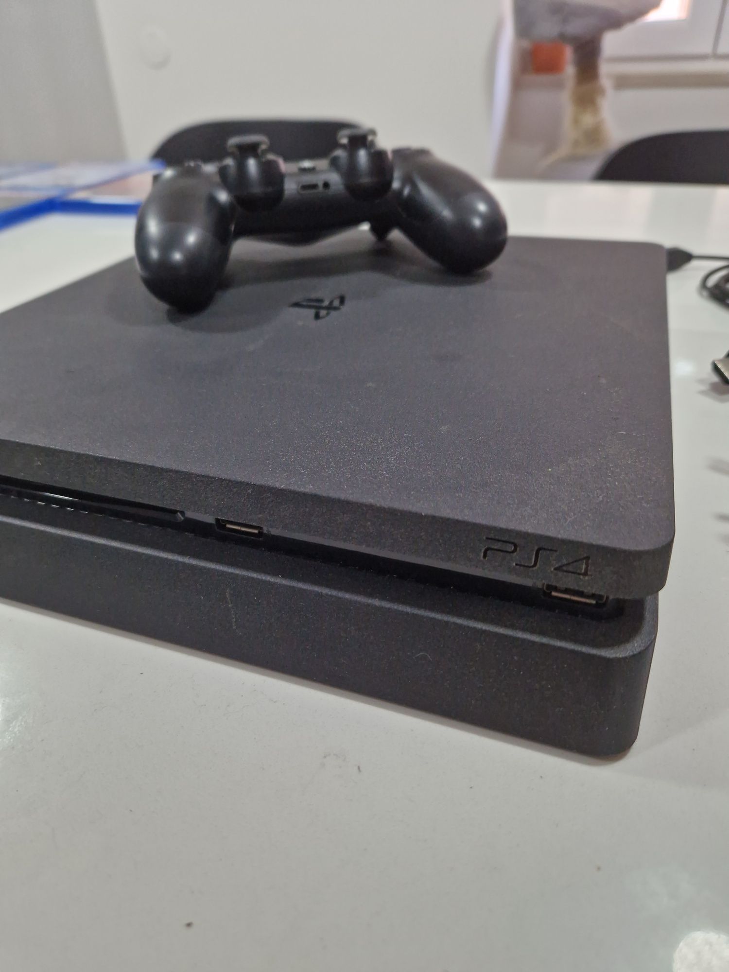 Playstation 4 Slim 500gb + Comando original 160€ + jogos 140€