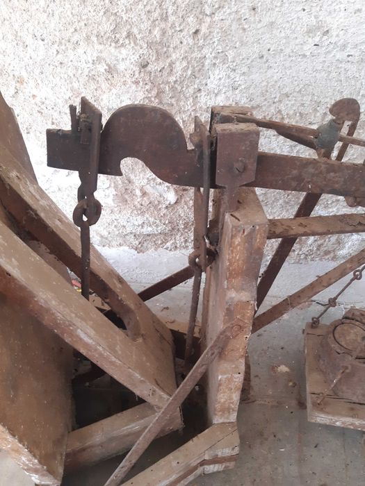 Balança antiga de madeira