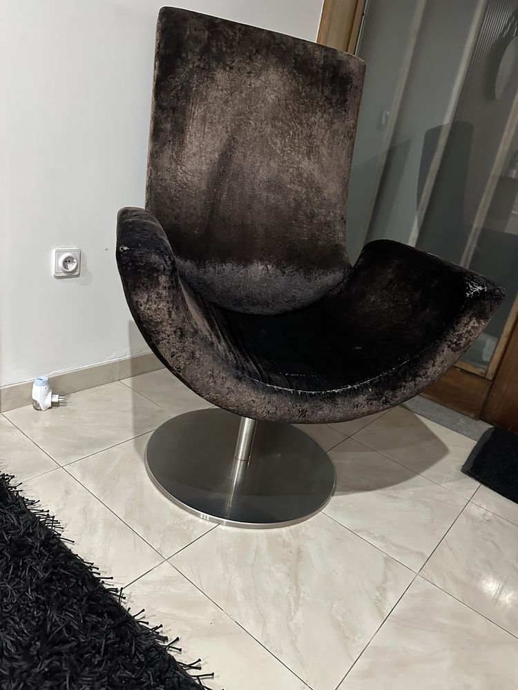 Cadeirão preto acastanhado de tecido