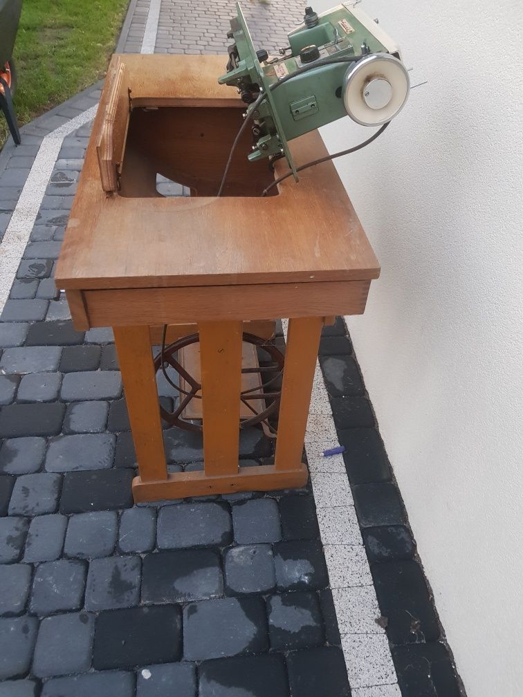 Łucznik zabytkowa maszyna do szycia 1968r.