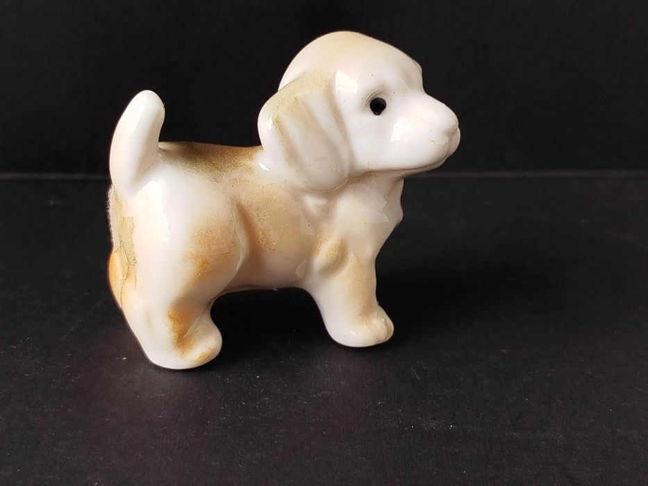 Porcelanowa figurka miniaturowa psa wyprodukowana w Japonii