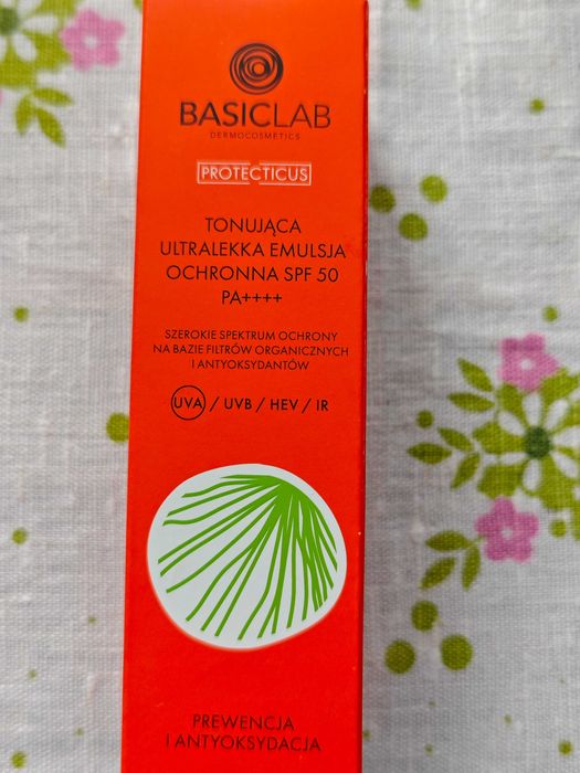 Tonująca ultralekka emulsja ochronna SPF 50