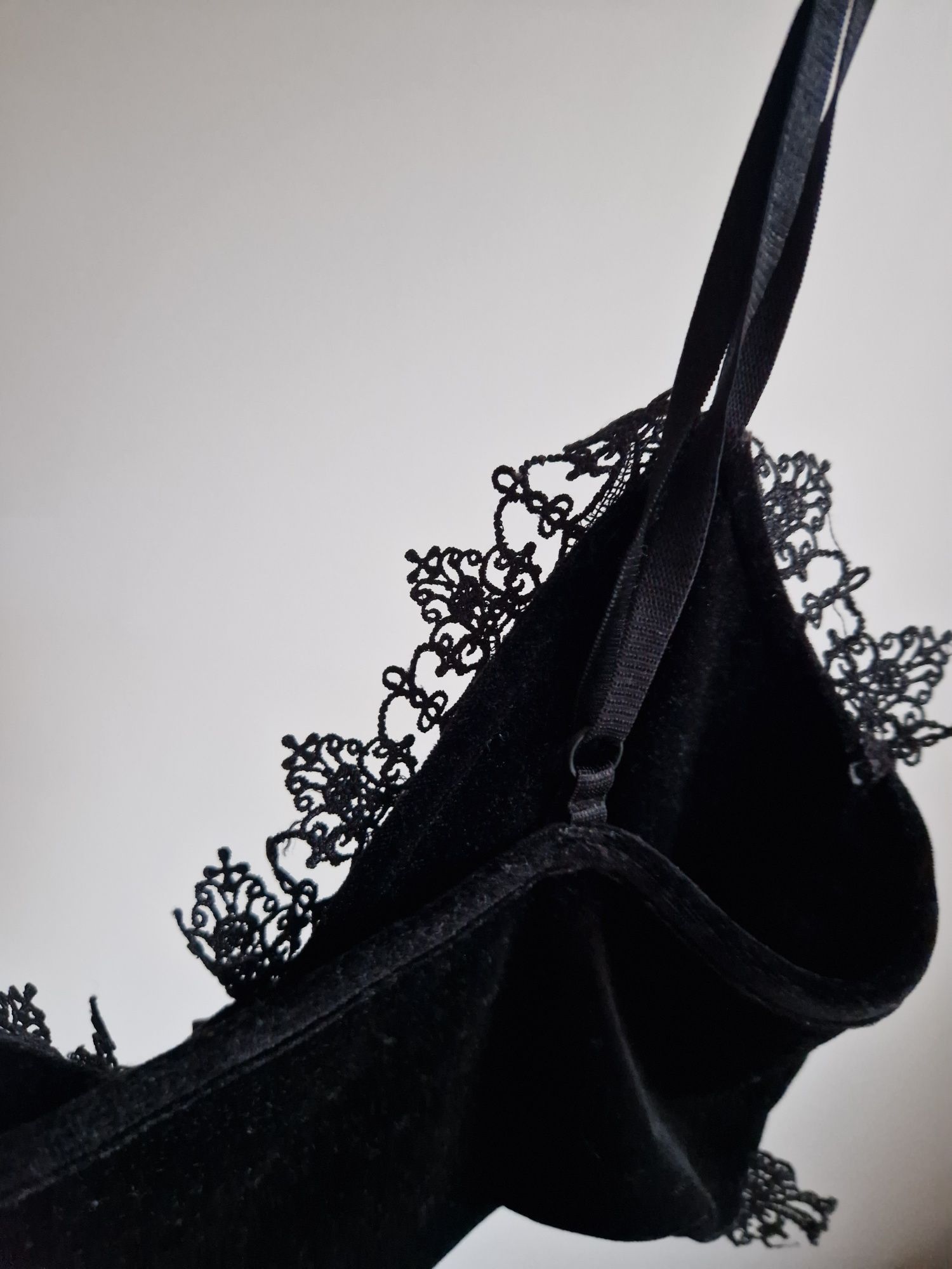 Gotycki crop top z koronkami gotyckim i krzyżem, głęboki dekolt,