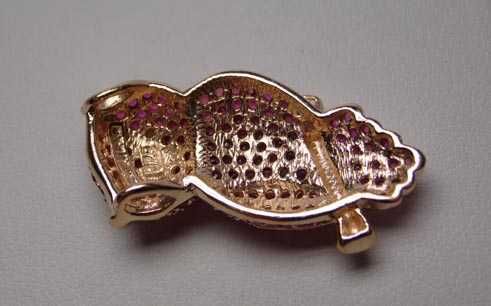 Zawieszka sowa z rubinami srebro złocone.