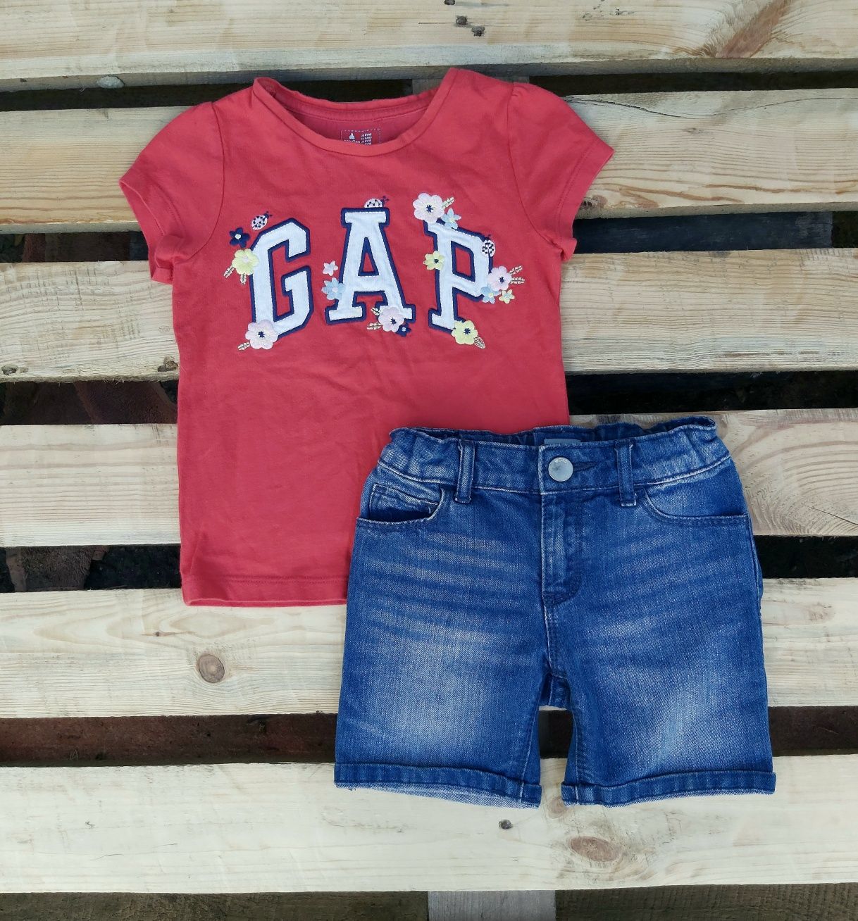 Набір від Gap футболка і джинсові шорти на 3-4 роки.