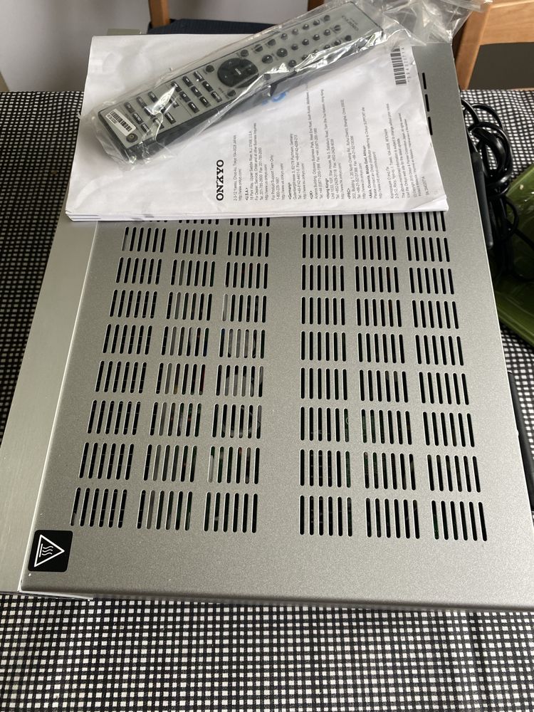 Amplituner Onkyo TX-8150 z pilotem instrucją i kablem zasilajacym