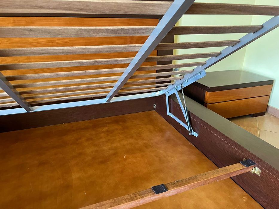 Cama casal, Mesas de cabeceira e Estrado