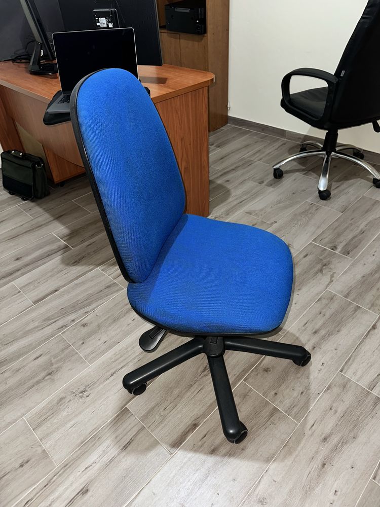 Cadeira azul com rodas