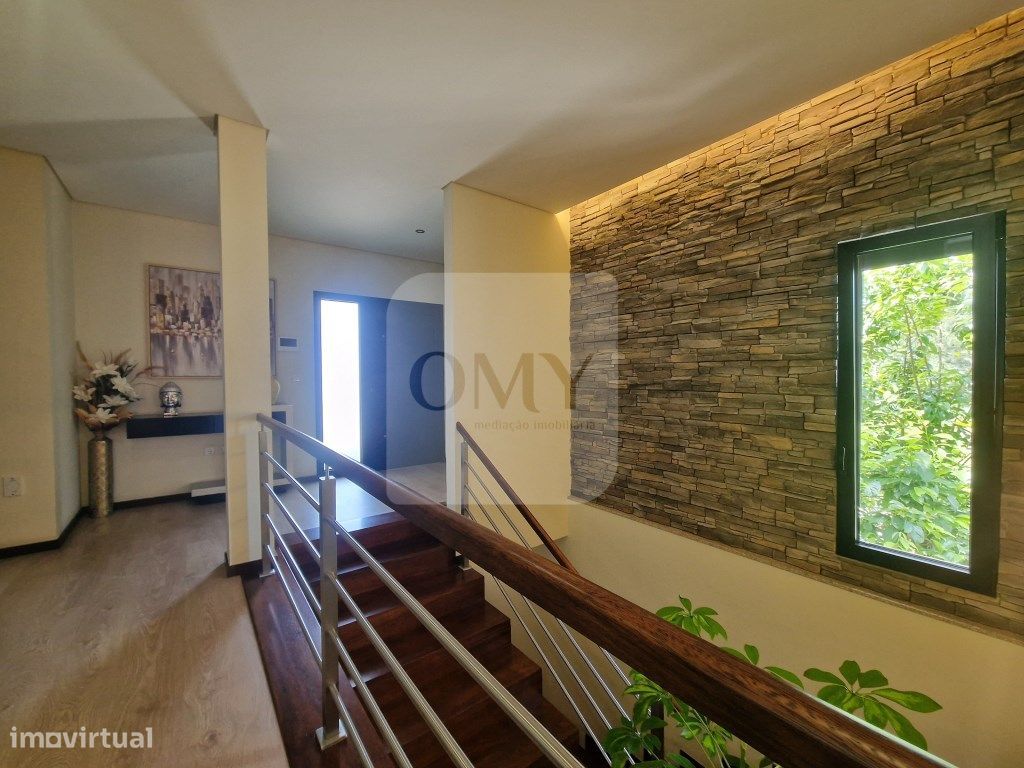 Moradia T3+1 de arquitetura moderna em Torneiros, Vila Real