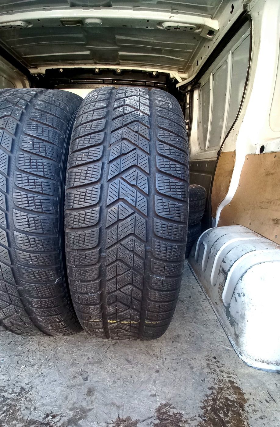 Шини всесезонні m+s 4шт R18 235/65/18 Pirelli Scorpion