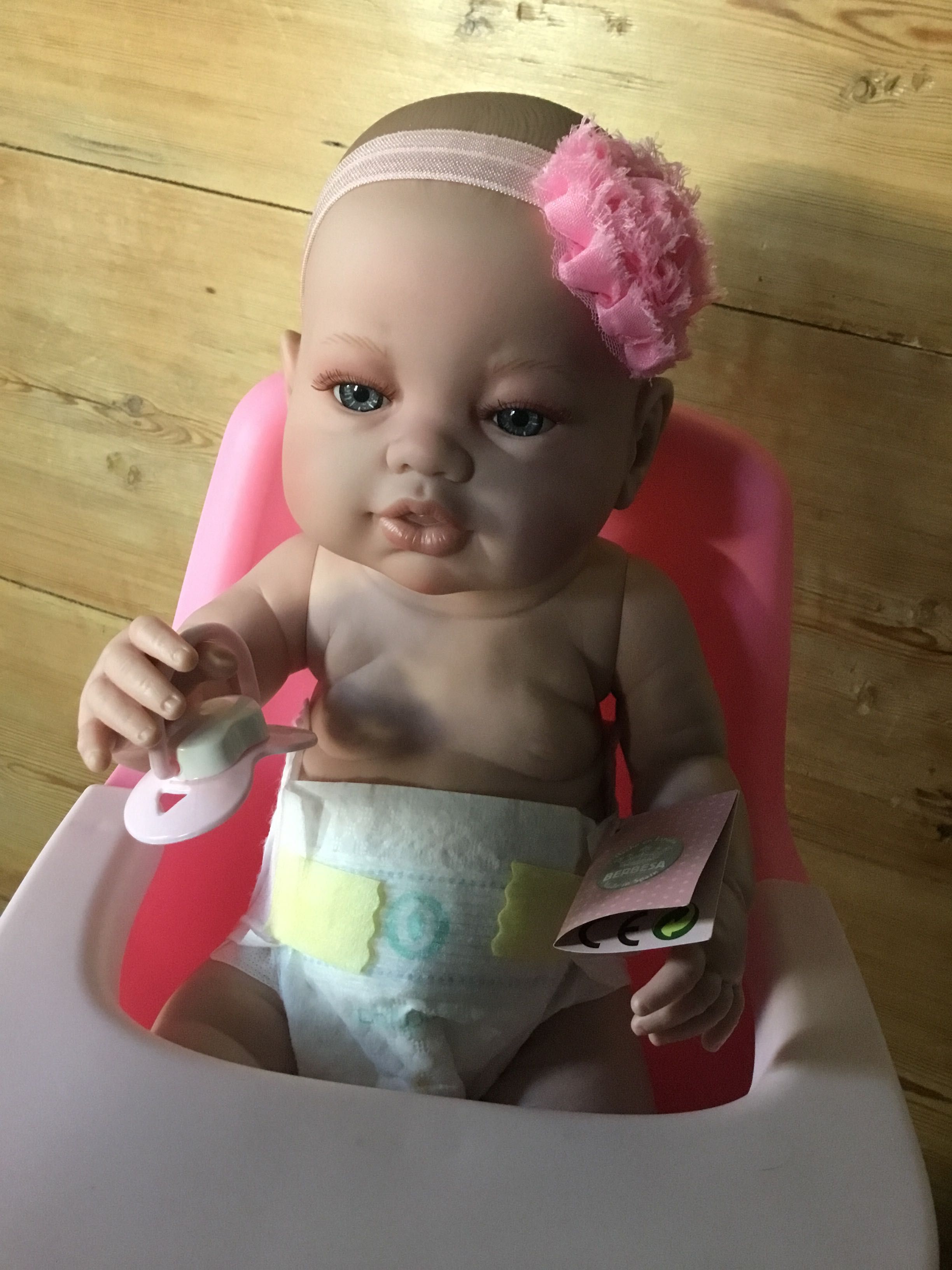 Boneca bebé e cadeirinha (artigos novos) reservada