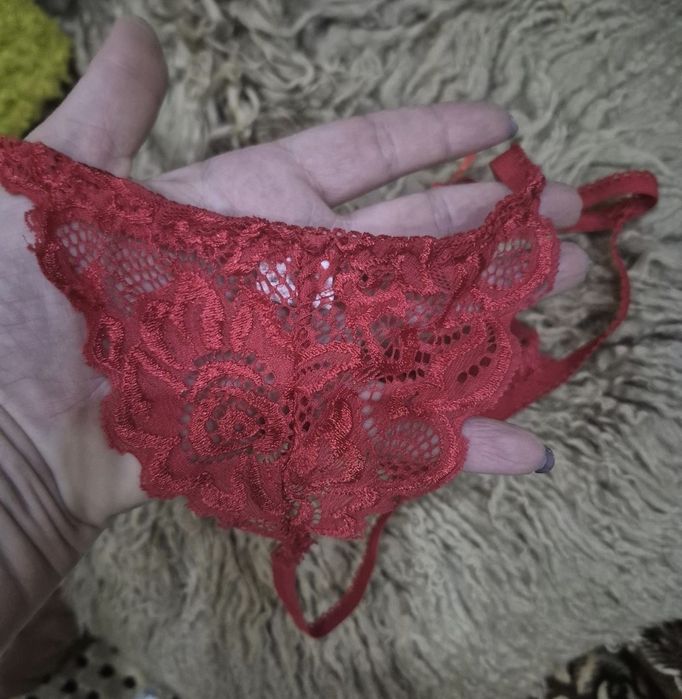 Красные красивые трусики