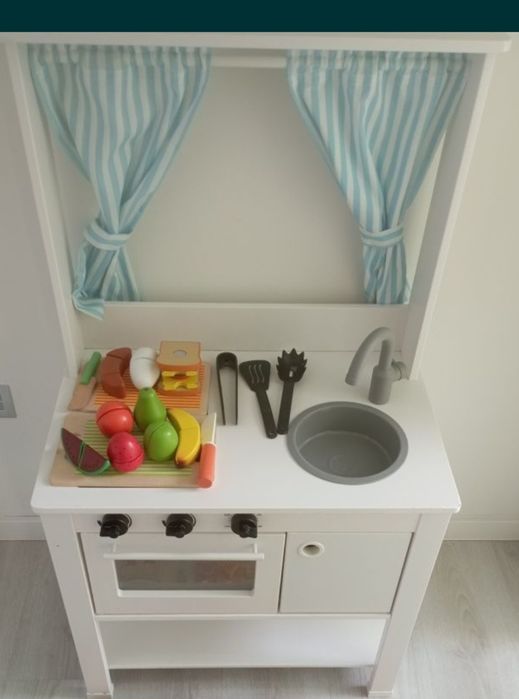 Kuchnia drewniana dla dzieci Ikea jedzenie owoce  do krojenia