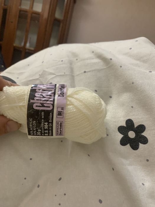 Крючки для вязания и нитки