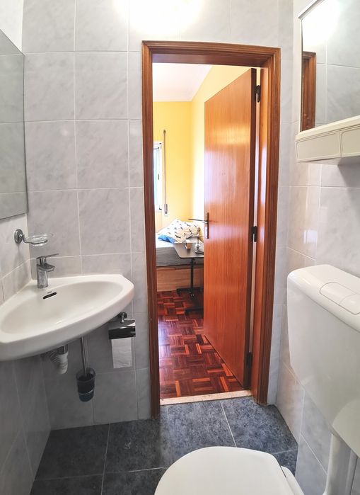 Quarto Almada centro, com WC privativo. Junto ao Metro