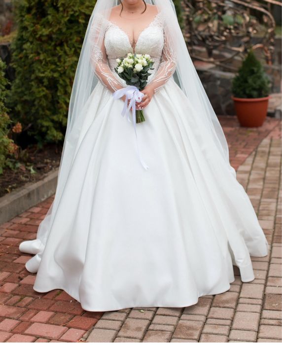 Весільна сукня з паєтками