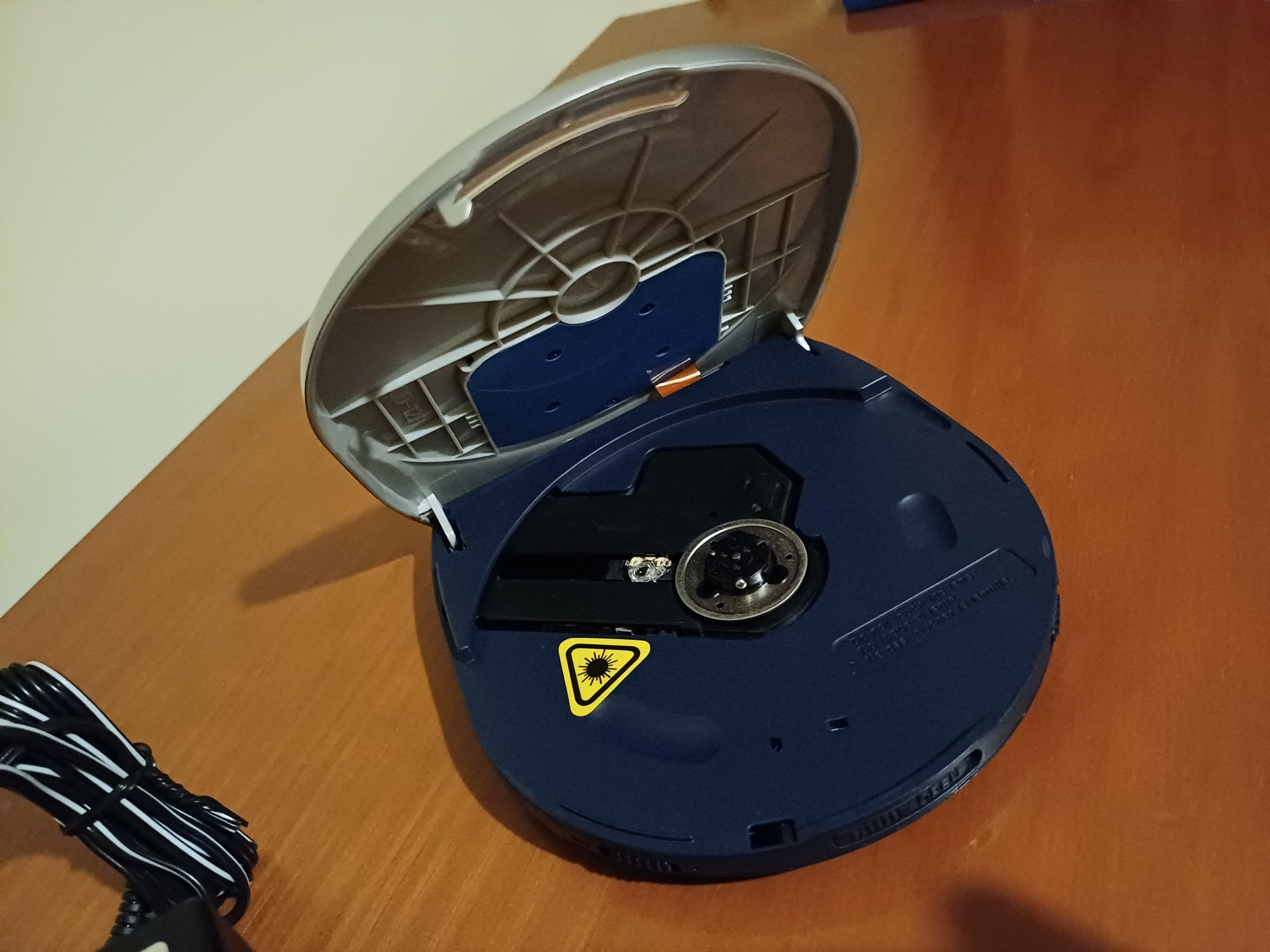 Leitor de CD Portátil Artech com Cabo de Energia