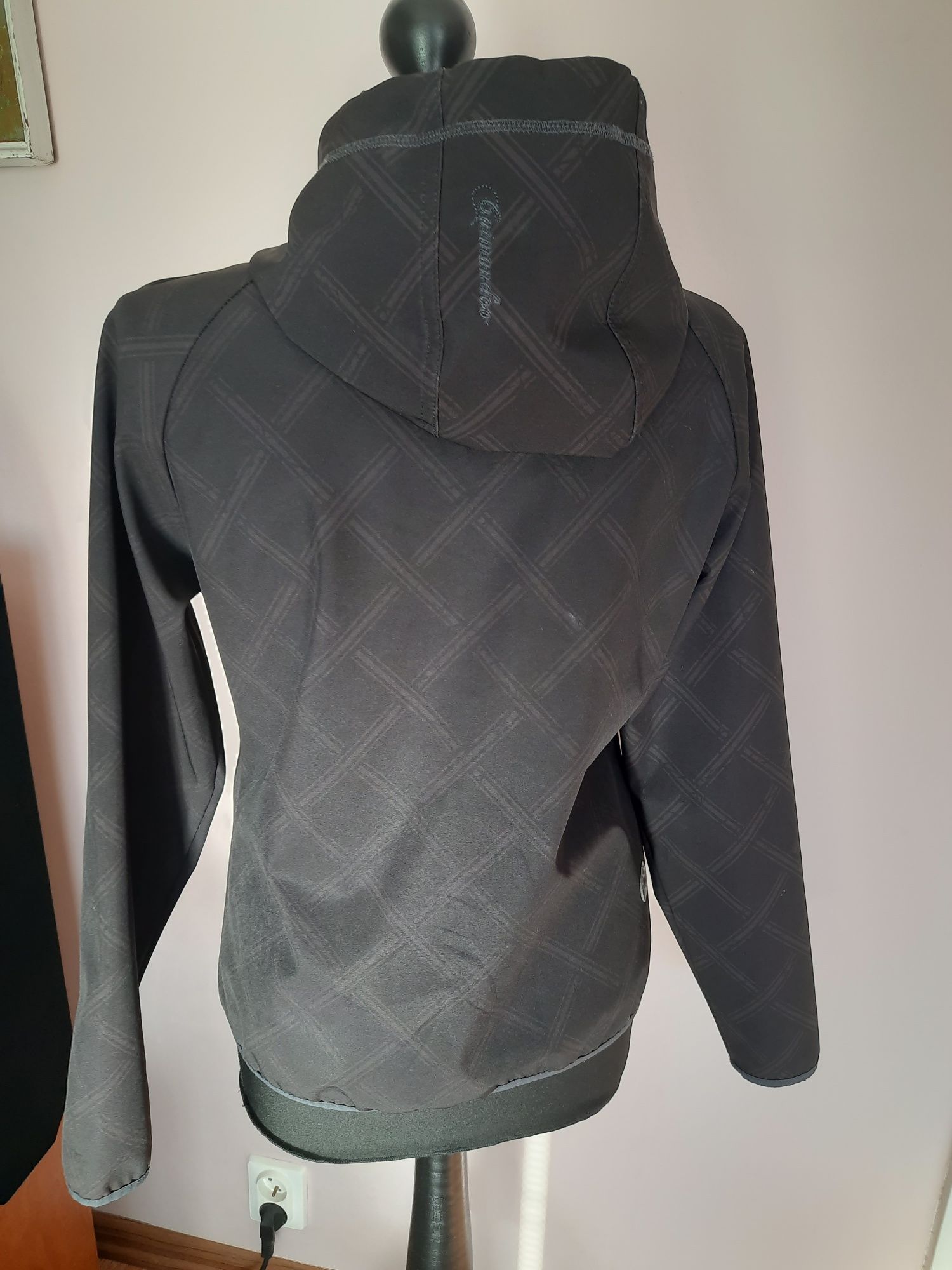 Kurtka damska typu softshell czarna z kapturem S M na wiosnę