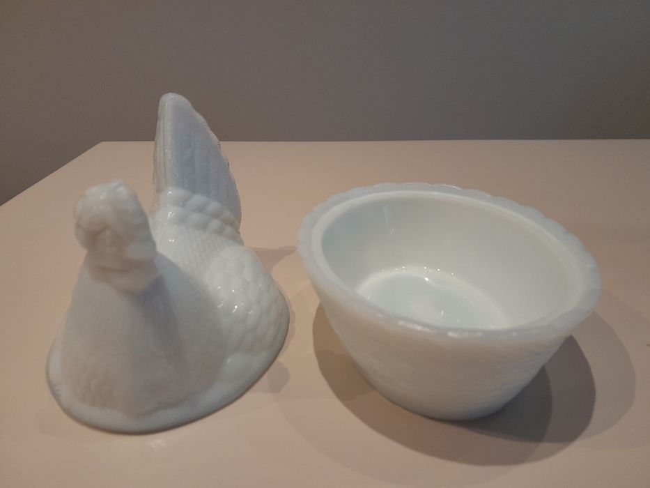 Kultowa kura z porcelany