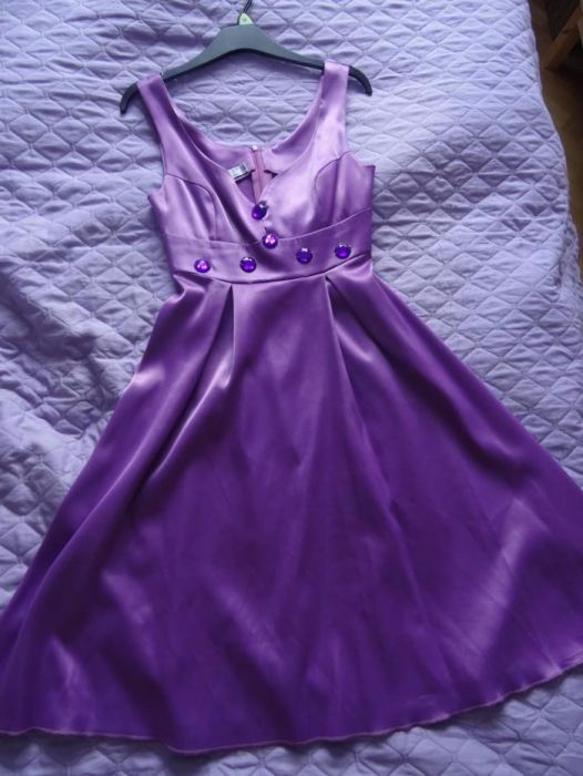Bastet, piękna fioletowa sukienka rozkloszowana z kamieniami 36