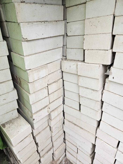 Продам силікатний кірпіч,в хорошому стані.