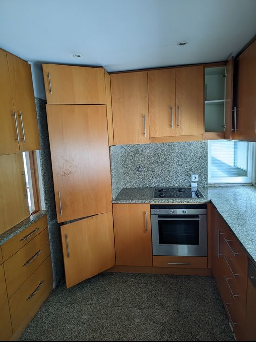 Cozinha totalmente equipada, em bom estado de conservação.