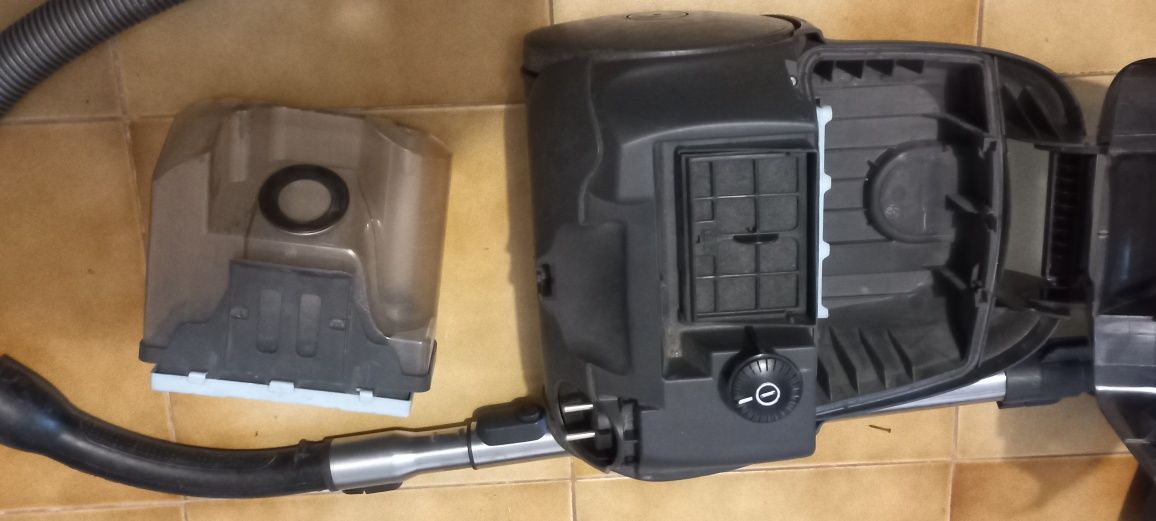 Aspirador Bosch de 1800 Watts - não necessita saco