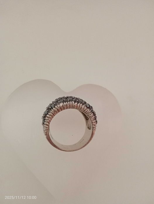 Anel com zircões incrustados