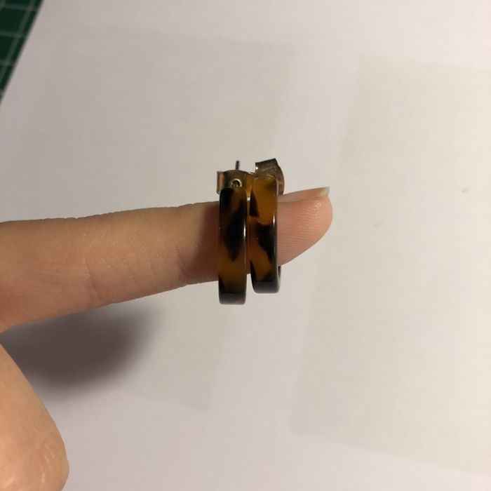 Brincos castanhos e pretos