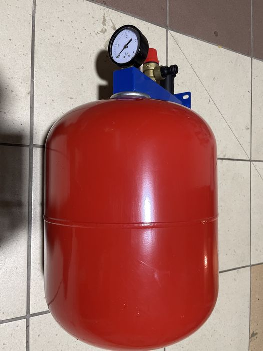 Naczynie wzbiorcze wyrównawcze 18CMF z manometrem