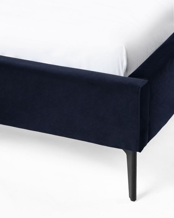 Łóżko tapicerowane ze stelażem granat czarne nogi