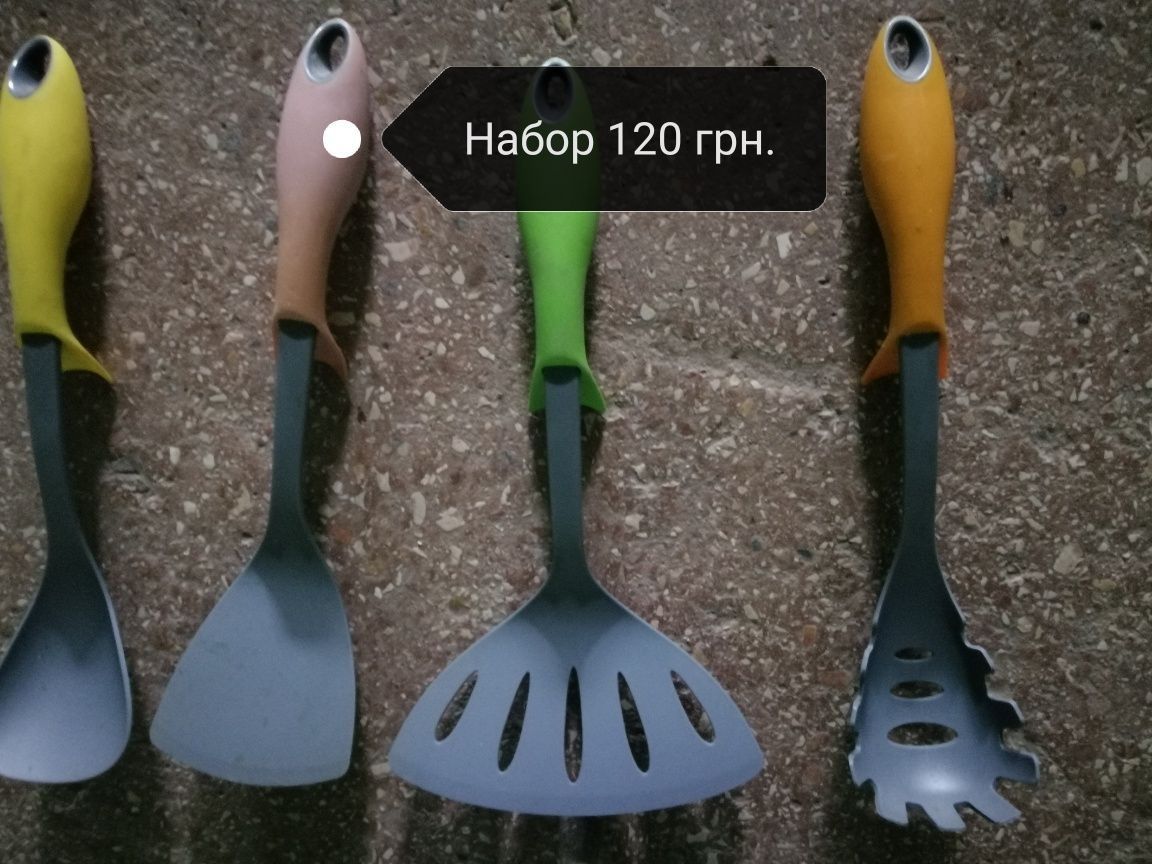 Блюдо эмалированое и набор кухонный