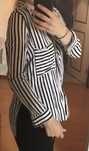 Camisa às riscas pretas e brancas