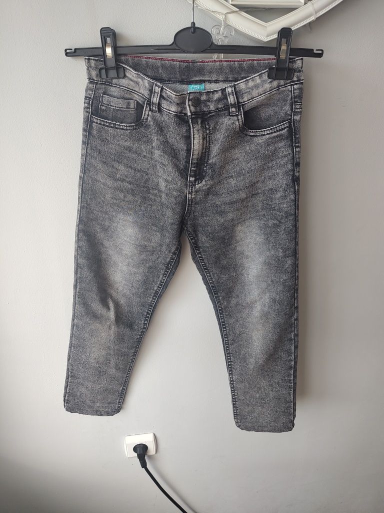 Długie spodnie dżinsy chłopięce r. 134