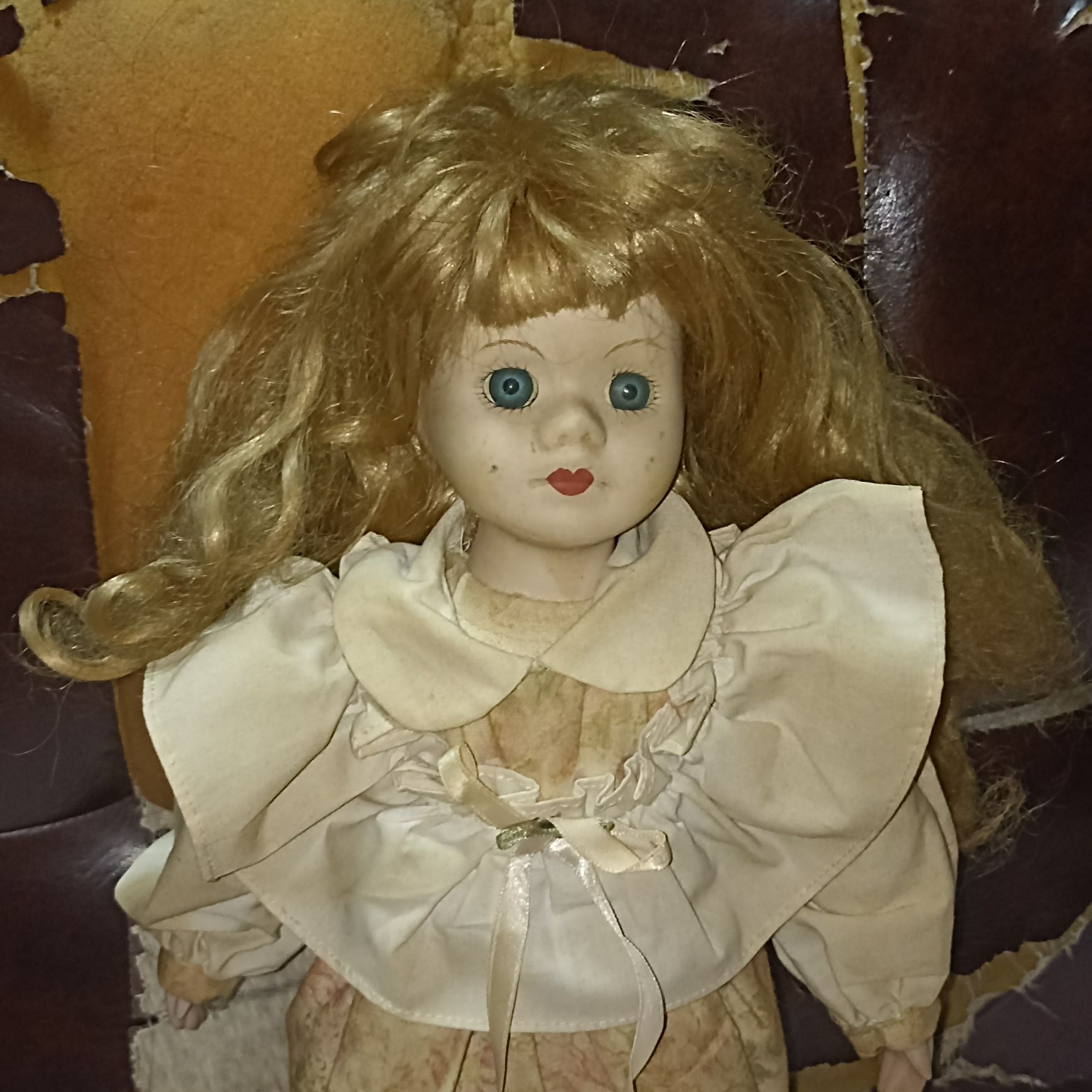 Boneca Antiga de Porcelana