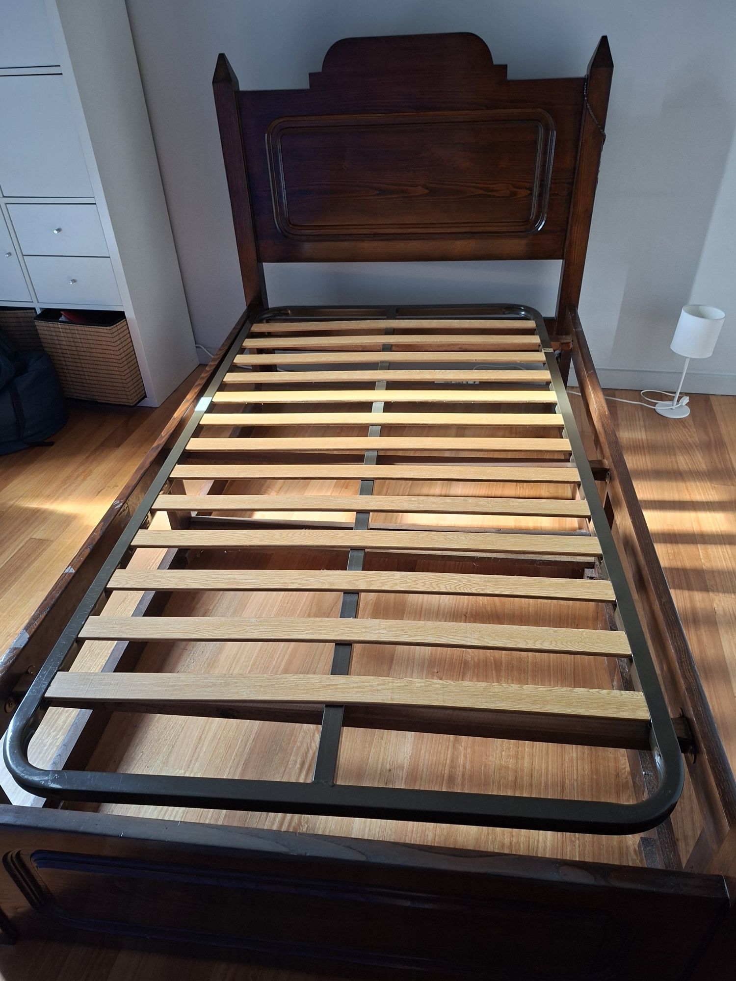Cama de madeira corpo e meio