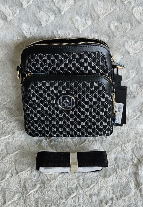 Śliczna Czarna listonoszka w miejskim stylu zdobiona szarym haftowanym