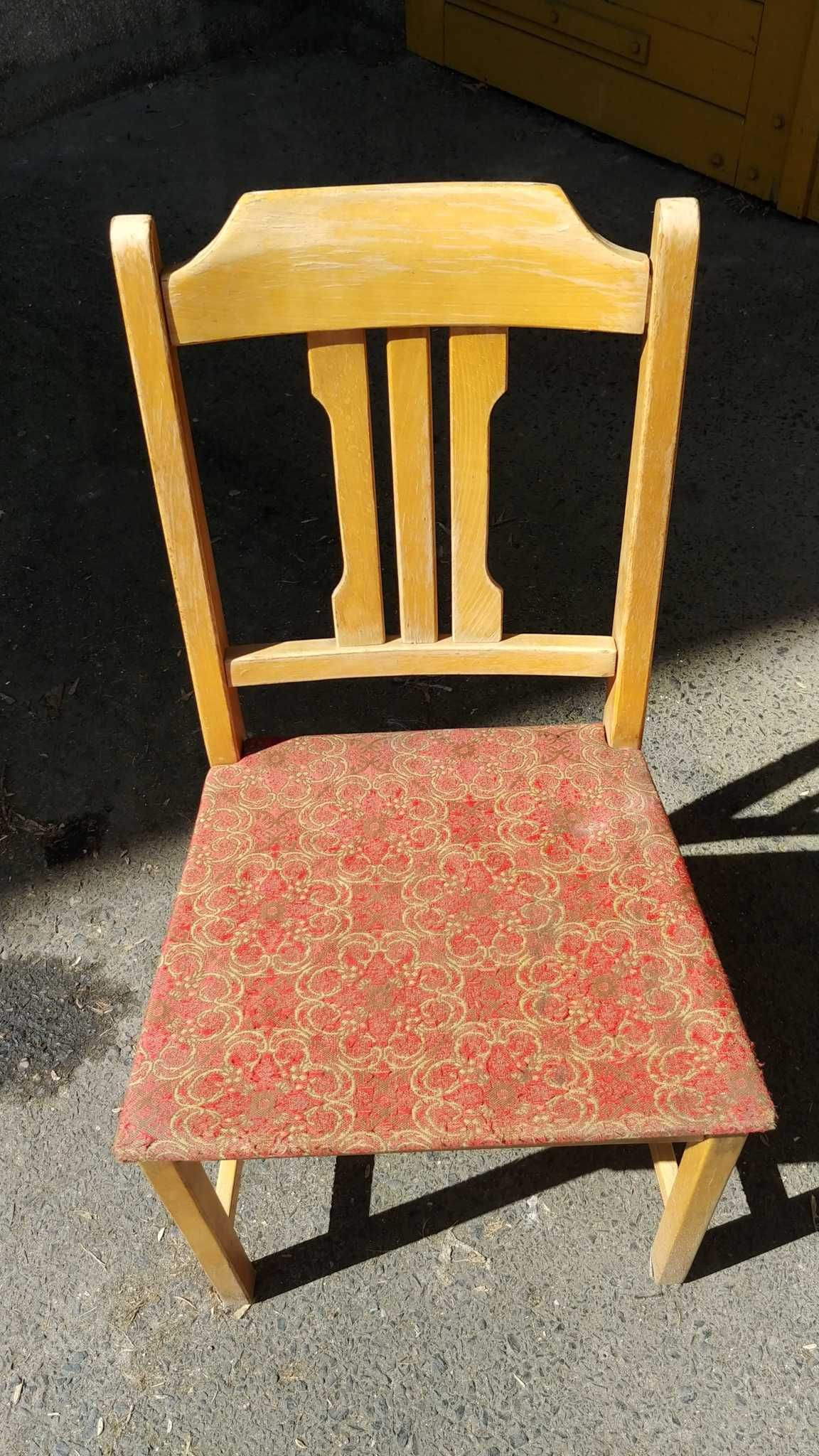 Krzesło tapicerowane vintage PRL - jasne drewno, czerwone obicie
