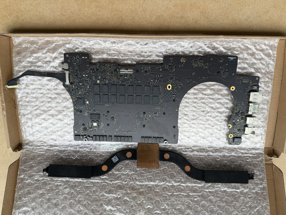 Системна плата на MacBook Pro 15 2015 року під розпайку неробоча